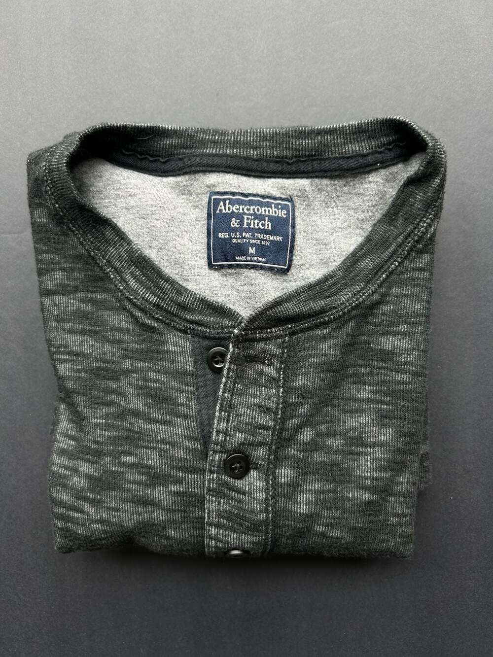 Abercrombie & Fitch Henley Size M Grey Long Sleeve Shirt